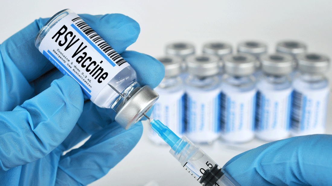 AdobeStock_617859098.gif Das Bild zeigt ein Fläschchen mit der Aufschrift „RSV Vaccine", aus dem mit einer Spritze eine Dosis aufgezogen wird. Die Person trägt blaue medizinische Handschuhe.
