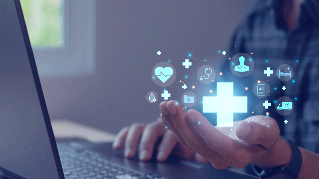 AdobeStock_634219224.gif Dieses Bild zeigt eine Person, die an einem Laptop arbeitet, während digitale Symbole aus dem Bereich Gesundheit und Medizin über ihrer Hand schweben. Zu sehen sind Symbole wie ein Herz, ein Stethoskop, ein Krankenwagen und ein Krankenhausbett, die auf moderne digitale Gesundheitslösungen hinweisen.