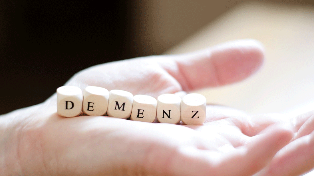 AdobeStock_95949791.gif Dieses Bild zeigt eine Hand, die Holzblöcke mit der Aufschrift „DEMENZ" hält.