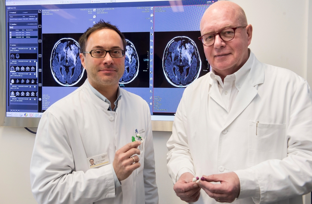 Prof_Dr_Christian_Elger_rechts_und_PD_Dr_Rainer_Surges_Klinik_fuer_Epileptologie_Foto_Barbara_Frommann_Uni_Bonn_08042016.jpg Prof. Dr. Christian Elger (rechts) und Privatdozent Dr. Rainer Surges