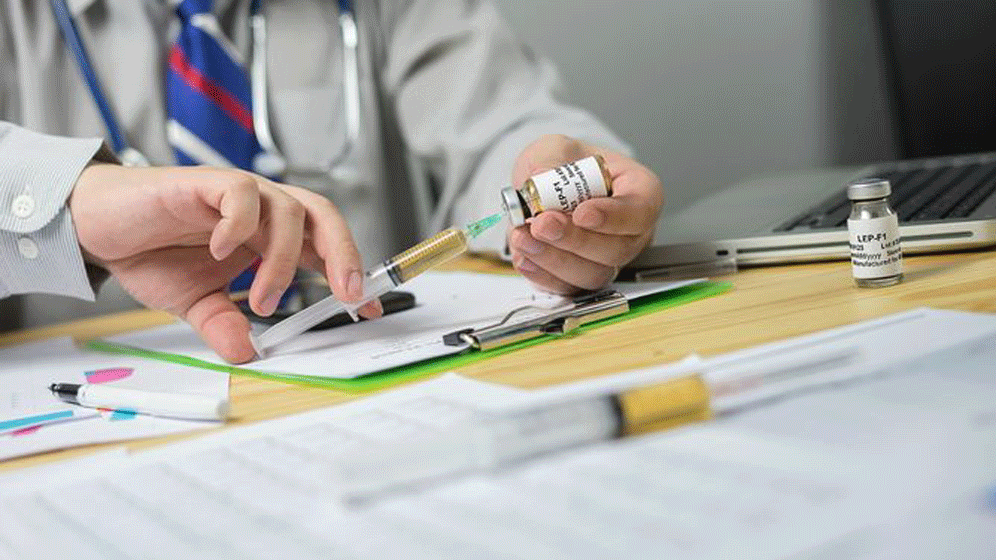 csm_IDRI_dr_with_vial_300dpi_15cm_fe55e39d4e.gif Lepra-Impfstoff