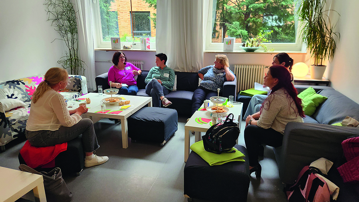 Sommerfest in München Foto vom Sommerfest der LV Bayern mit Teilnehmerinnen in einer Diskussionsrunde