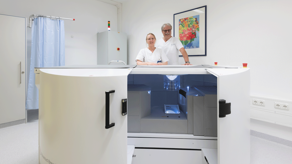 UKErlangen_BrustCT_ProfSchulz-Wendtland_Mitarbeiterin_300dpi.gif Spiral-Brust-Computertomograf