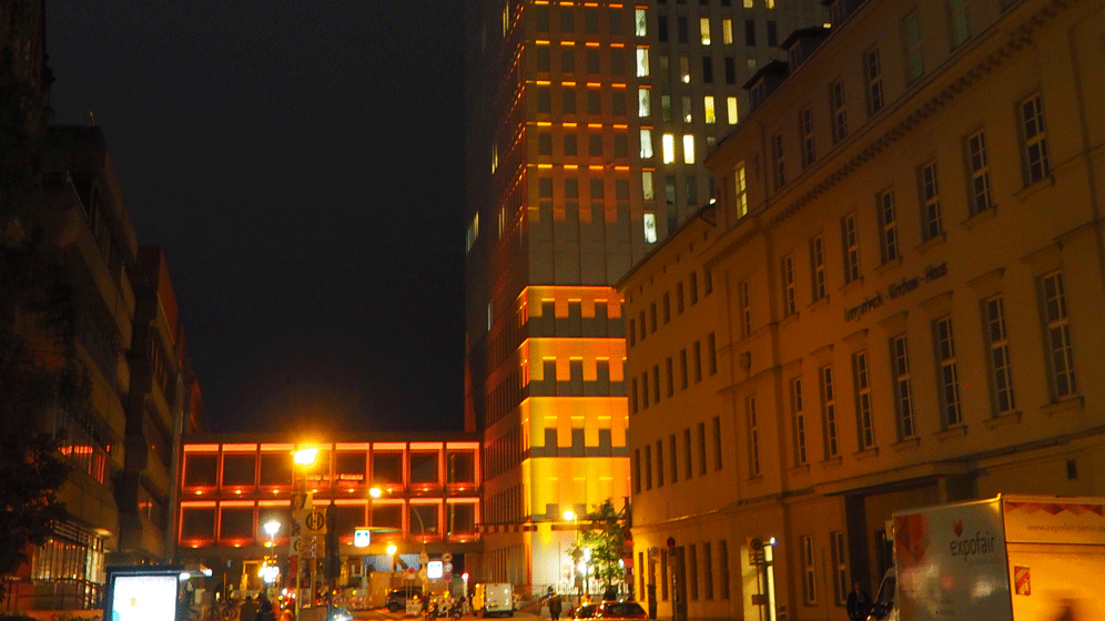 Leuchtendes_Bekenntnis_zur_Patientensicherheit___Greshake.gif Charité