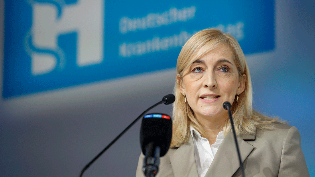 Medica25_MK0371.gif Bundesgesundheitsministerin Nina Warken nahm am 17. November an der Auftaktveranstaltung des 48. Deutschen Krankenhaustages im Rahmen der MEDICA 2025 in Düsseldorf teil und sprach zu den Delegierten.