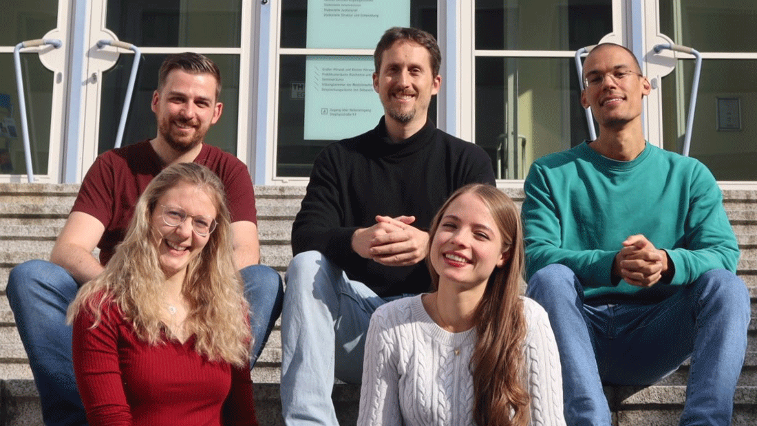 newsimage412719.gif Erstautorinnen und -autoren und Leiter der Studie an der Medizinischen Fakultät, (v. l. n. r. oben): Florian Gerstner, Dr. Christian Simon, Christian Menedo, unten: Sandra Wittig, Sayan Ruwald